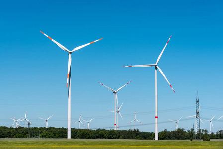 见于农村德国的风力发电设备照片